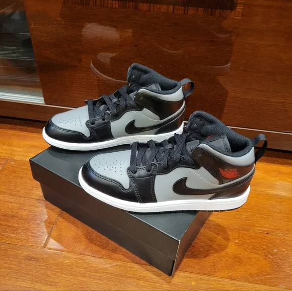 New Nike Air Jordan 1 Mid "Shadow" Kids Sneakers - Picture 5 of 10